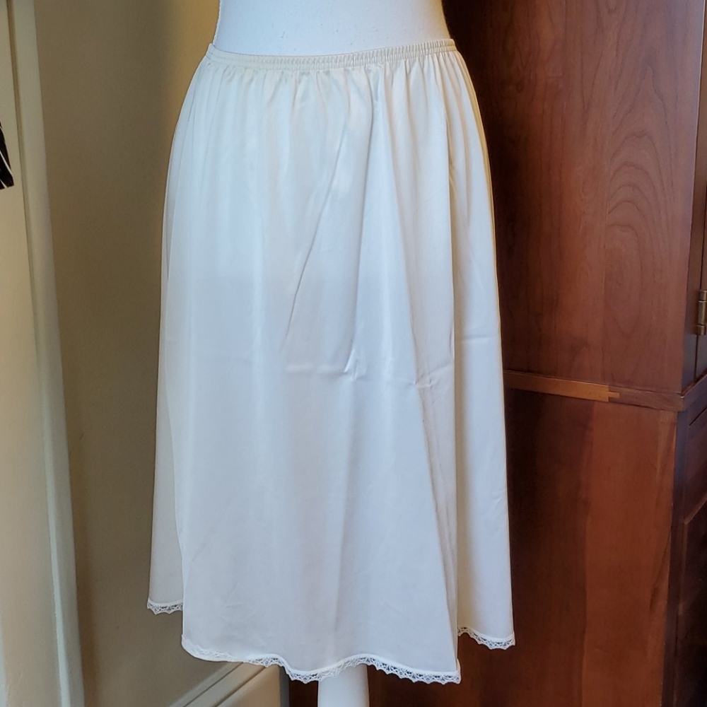 Vintage Vanity Fair half slip cream color size m/l